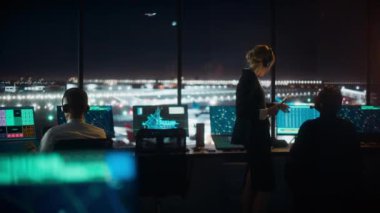 Hava Trafik Uzmanları Gece Havalimanı Kulesinde Konuşuyorlar