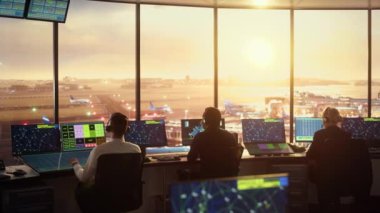 Hava Trafik Kontrol Ekibi Sunset Havaalanı Kulesi 'nde çalışıyor.