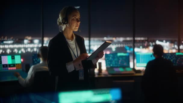 Especialistas en Control de Tráfico Aéreo Hablando en la Torre del Aeropuerto por la Noche — Vídeos de Stock