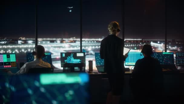 Especialistas en Control de Tráfico Aéreo Hablando en la Torre del Aeropuerto por la Noche — Vídeo de stock