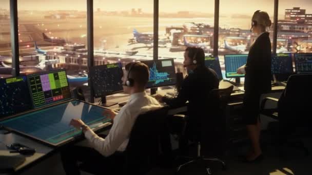 Luchtverkeersleidingsteam werkt in de luchthaventoren bij zonsondergang — Stockvideo