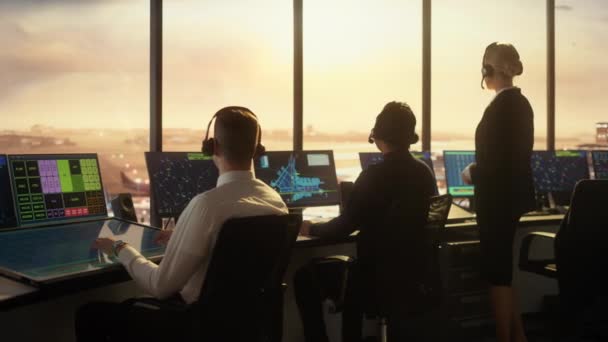 Equipe de Controle de Tráfego Aéreo trabalha na torre do aeroporto ao pôr do sol — Vídeo de Stock