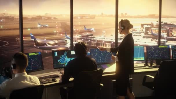 Il team di controllo del traffico aereo lavora nella torre dell'aeroporto al tramonto — Video Stock