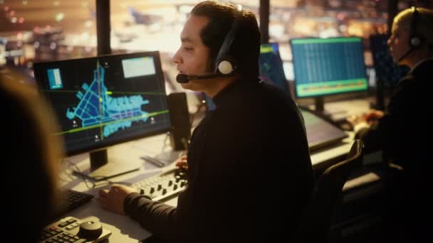 Especialista en Control de Tráfico Aéreo Trabaja en Airport Tower — Vídeos de Stock