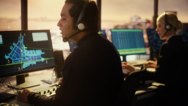 Légiforgalmi irányító specialista dolgozik Airport Tower — Stock videók
