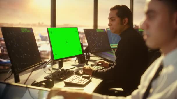 Specialista di controllo del traffico aereo con display per computer a schermo verde — Video Stock