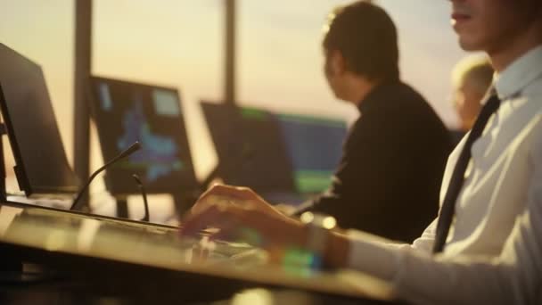 Un spécialiste du contrôle de la circulation aérienne travaille à Airport Tower — Video