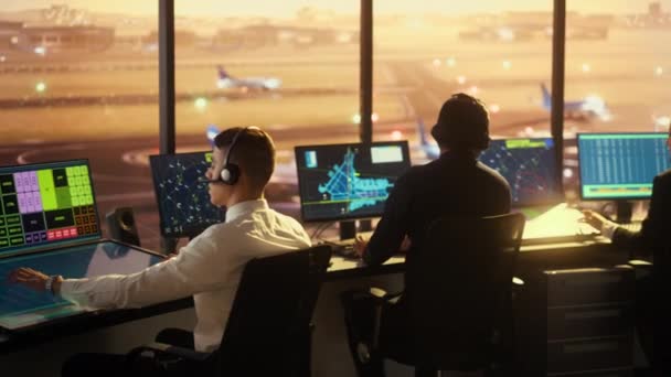 Equipe de Controle de Tráfego Aéreo trabalha na torre do aeroporto ao pôr do sol — Vídeo de Stock