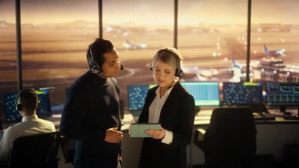 Especialistas en Control de Tráfico Aéreo Hablando en la Torre del Aeropuerto — Vídeo de stock