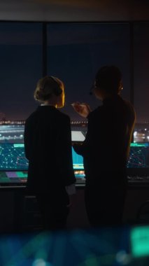 Dikey Görüntü Hava Trafik Kontrol Uzmanı Havalimanı Kulesinde Çalışıyor