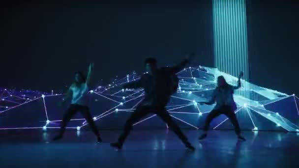 Tres bailarines que actúan delante de la pantalla digital animada — Vídeo de stock