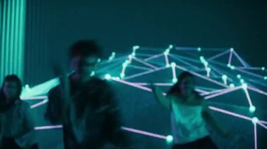 Animasyon Dijital Ekranının Önünde Üç Dansçıyı Kapat