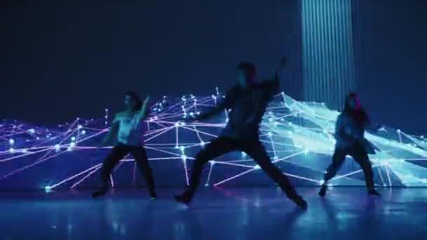 Τρεις Χορευτές Εκτέλεση μπροστά από κινούμενη ψηφιακή οθόνη — Αρχείο Βίντεο