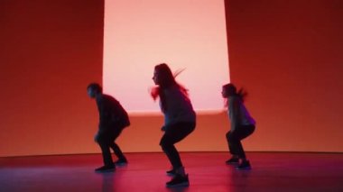 Animasyon Dijital Ekranının Önünde Üç Dansçı Gösteriyor