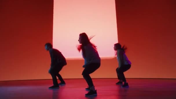 Três dançarinos realizando na frente da tela digital animada — Vídeo de Stock