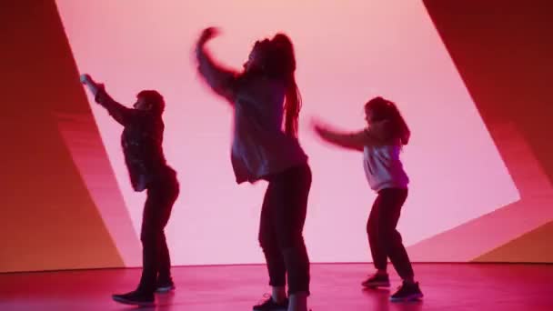 Tre dansare framför animerad digital skärm — Stockvideo