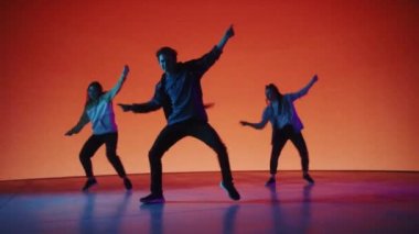 Renkli Dijital Ekranın Önünde Üç Dansçı Gösteriyor