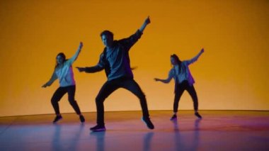 Renkli Dijital Ekranın Önünde Üç Dansçı Gösteriyor