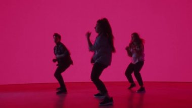 Renkli Dijital Ekranın Önünde Üç Dansçı Gösteriyor