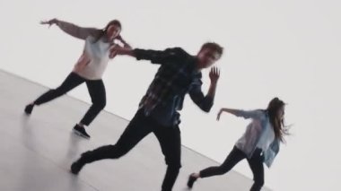 Renkli Dijital Ekranın Önünde Üç Dansçı Gösteriyor
