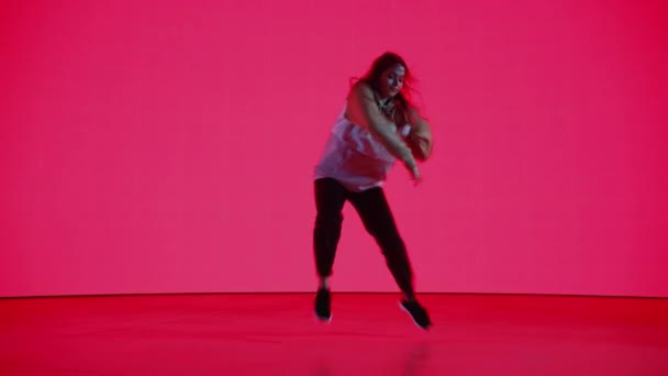 有色数码荧幕前的女舞蹈演员表演 — 图库视频影像
