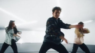 Renkli Dijital Ekranın Önünde Üç Dansçı Gösteriyor