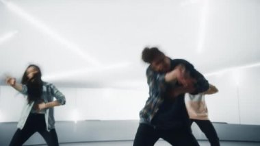 Dijital Garaj Ekranının Önünde Üç Dansçı Gösteriyor