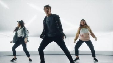 Dijital Garaj Ekranının Önünde Üç Dansçı Gösteriyor