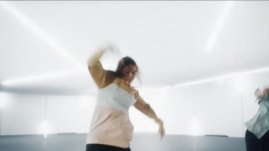 Dijital Garaj Ekranının Önünde Üç Dansçı Gösteriyor