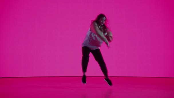 Bailarina que actúa delante de la pantalla digital a color — Vídeos de Stock