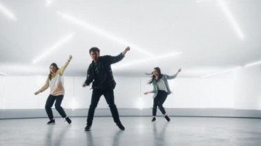 Dijital Garaj Ekranının Önünde Üç Dansçı Gösteriyor