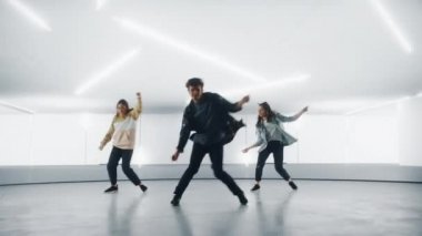 Dijital Garaj Ekranının Önünde Üç Dansçı Gösteriyor