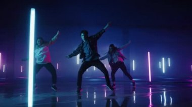Dijital Neon Garaj Ekranının Önünde Üç Dansçı Gösteriyor