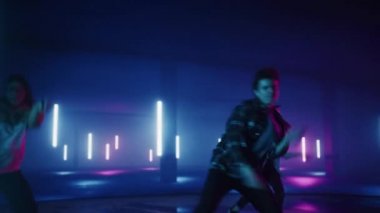 Dijital Neon Garaj Ekranının Önünde Üç Dansçı Gösteriyor