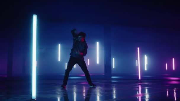 Manlig dansare uppträder framför Digital Neon Garage Screen — Stockvideo
