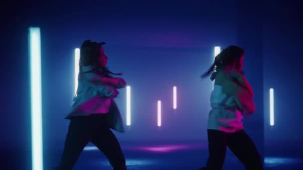 Dos bailarinas que actúan frente a la pantalla del garaje de neón digital — Vídeos de Stock