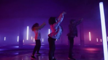 Neon Stüdyosunda Üç Dansçı Kapanıyor