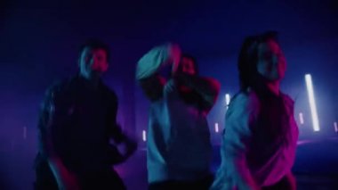 Neon Stüdyosunda Üç Dansçı Kapanıyor