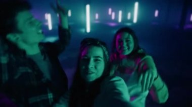 Selfie POV Neon Stüdyo Ortamı 'nda Üç Mutlu Arkadaş
