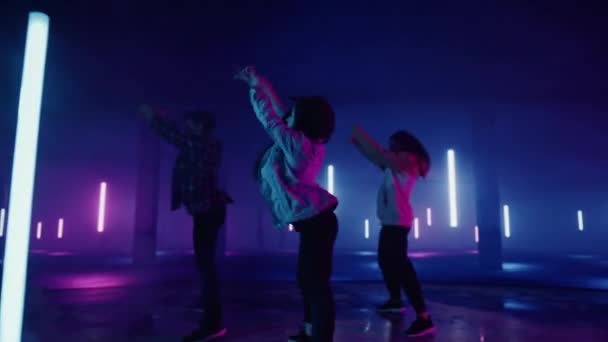 네온 스튜디오에서 공연 한 세 명의 댄서를 가까이 서 구경하다 — 비디오