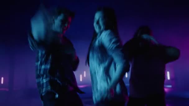 Neon Stüdyosunda Üç Dansçı Kapanıyor — Stok video