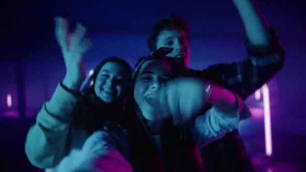 Selfie POV Tres amigos felices en Neon Studio Environment — Vídeos de Stock