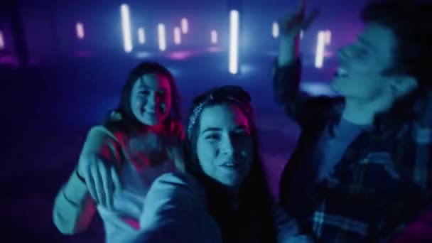 Selfie POV Drei glückliche Freunde in Neon Studio Umgebung — Stockvideo
