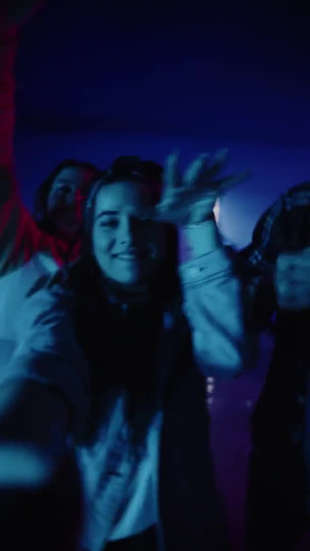 Vertical Selfie POV Tres amigos felices en Neon Studio Environment — Vídeos de Stock