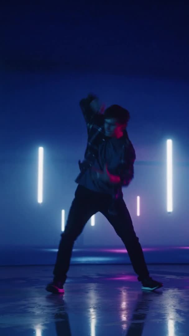 Verticale mannelijke danser uitvoeren in de voorkant van Digital Neon Garage Screen — Stockvideo