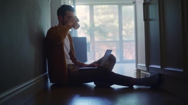 Hombre usando el ordenador portátil en casa — Vídeos de Stock