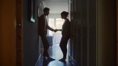 Evde üzgün bir çift var.