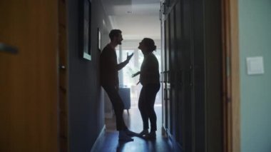 Evde tartışan bir çift.