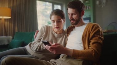 evde Smartphone kullanarak çift