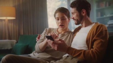 evde Smartphone kullanarak çift